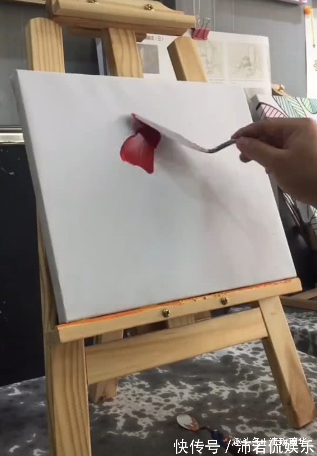 颜料!美术生被指责浪费颜料,用一堆红色作画,看到成品后老师都跪了!