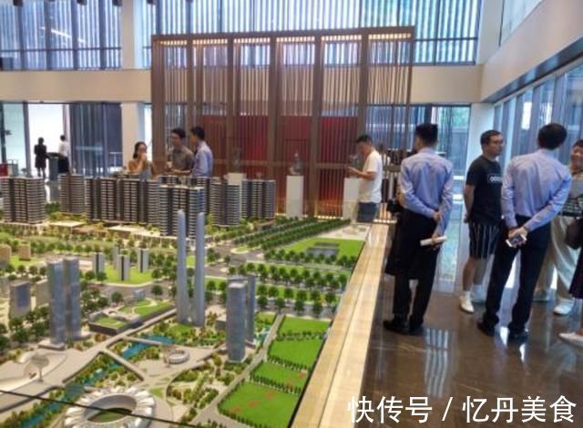 开发商|楼盘刚售罄，售楼处当场被砸连夜排队的众人怒了还有这种操作