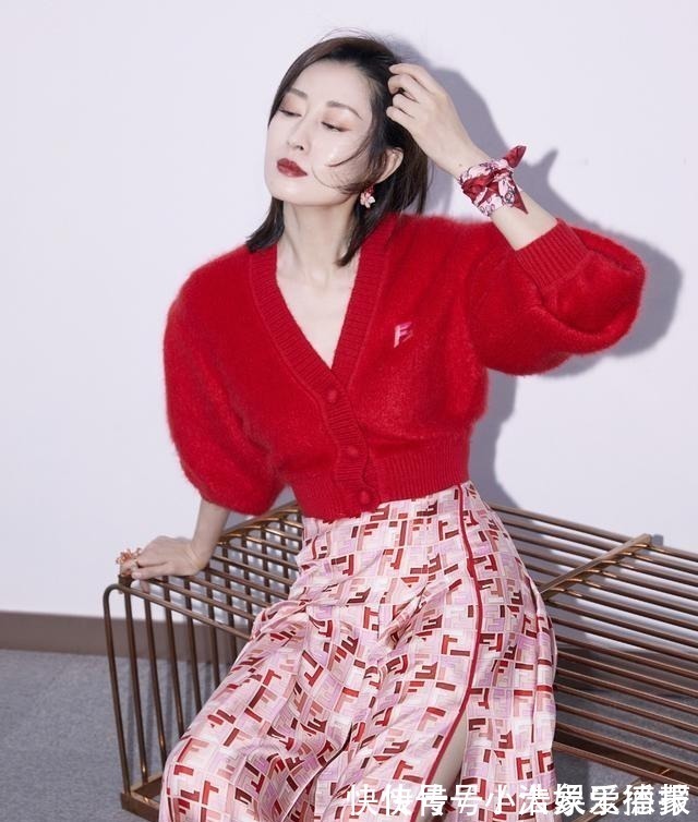 时尚|45岁女人显年轻的发型有哪些中长直发或卷发都很好,时尚又优雅