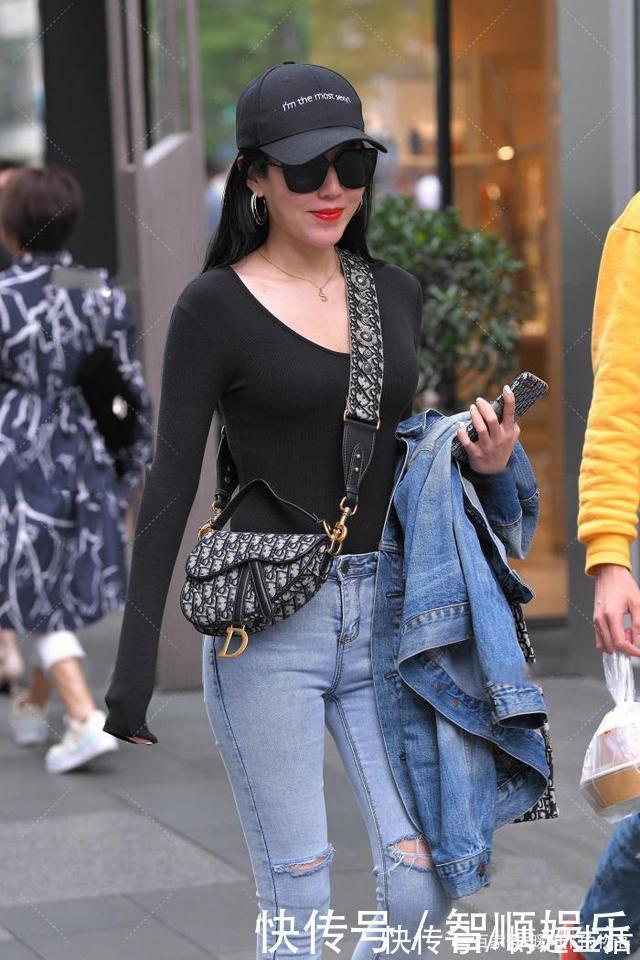 百搭类 选择牛仔裤，让你轻松应对换季穿搭，打造出休闲靓丽的造型