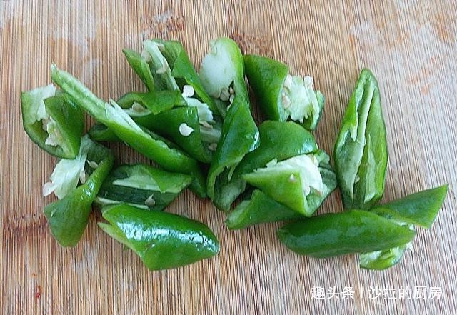 嫩白|夏季遇到此菜多吃些,维C是黄瓜的8倍,排出毒素,肌肤细腻嫩白