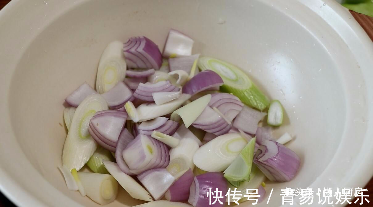 教你做砂锅焗鱼头，全过程不加水，鱼肉鲜嫩入味，做法简单易学