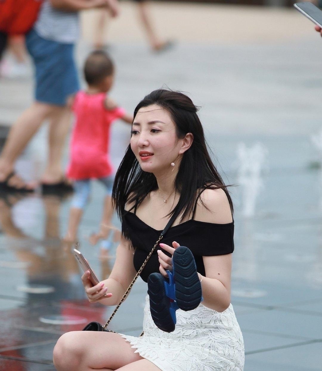 妈妈 黑色一字肩白色蕾丝紧身裙,极简风格的穿搭,散发庄严稳重气质