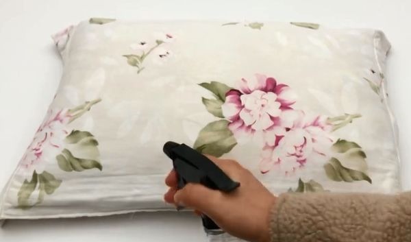 枕头上套2个塑料袋,10个家庭9个家庭都需要!学会受用一生!