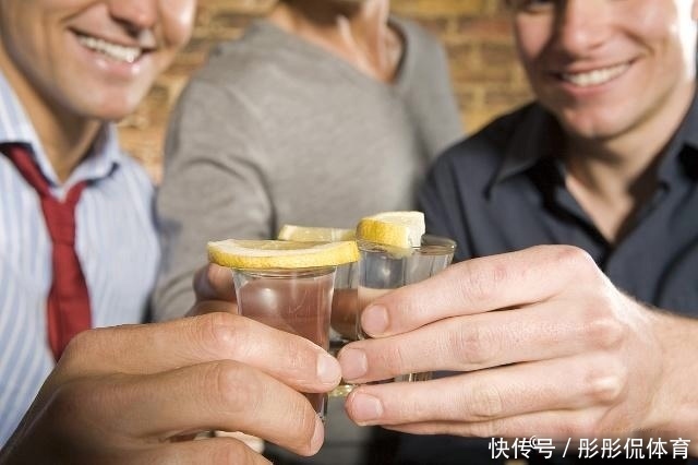 每天喝二两白酒的人和滴酒不沾的人,哪种益于长寿多数人搞错了