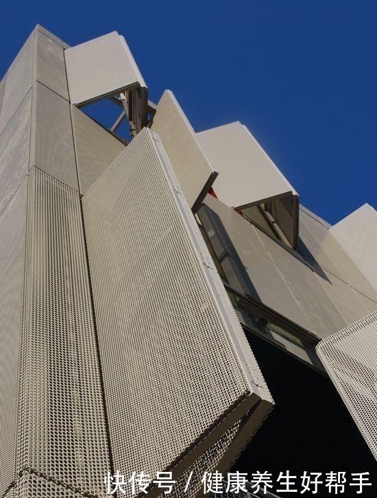 物业|打开是阳台,关上就是一面墙,外国小区整栋楼装隐形阳台太漂亮了!