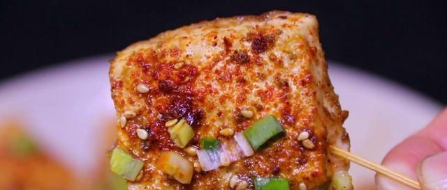 在家想吃铁板豆腐,没有铁板用平底锅做,香辣入味,开胃又下饭