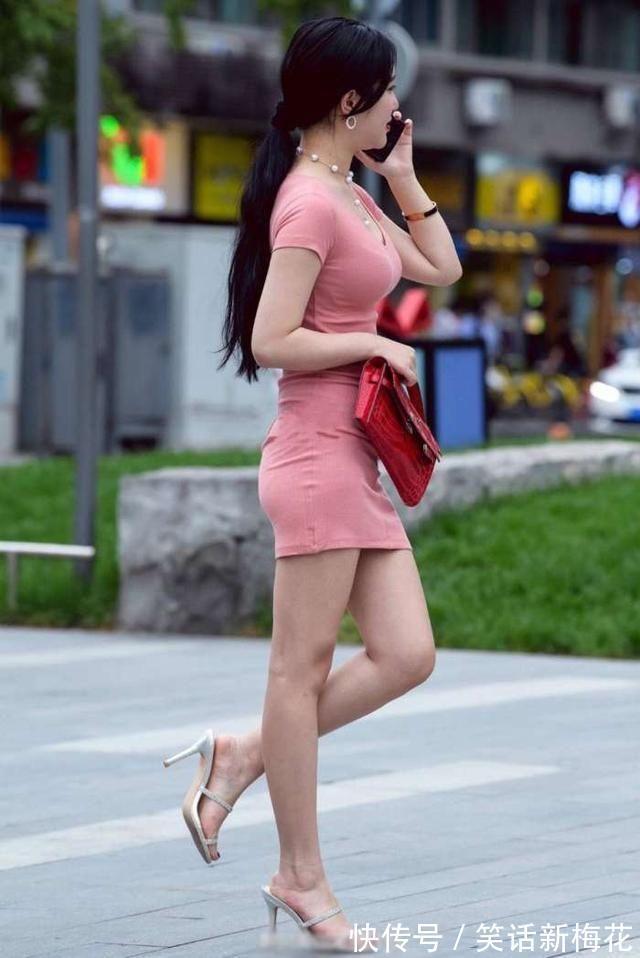 |搞笑GIF段子：美女，你这一摔有点远了，帅哥们都等不急了