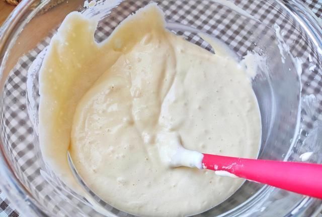 外酥里嫩的糯米蛋糕，不粘模具放心大胆做起来，甜而不腻太好吃