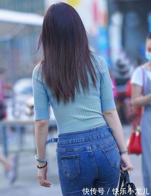 苗条 蓝绿色V领上衣搭配紧身牛仔裤,自信又时尚,更显女神范气息