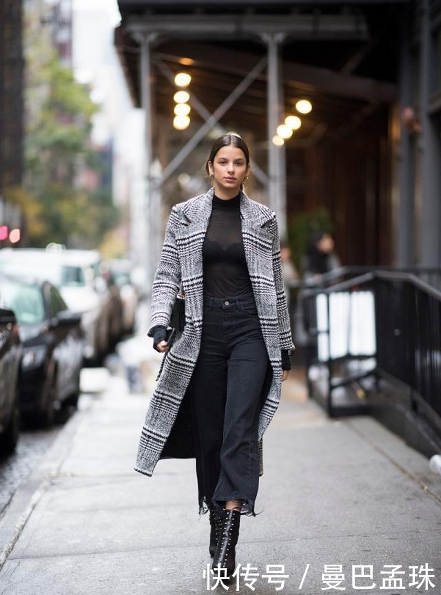 女人|50+的女人冬天怎么穿才时尚?大衣+高领衫,谁见都夸洋气