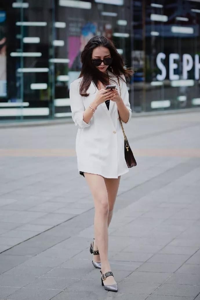 小姐姐脚上踩着一双尖头的高跟鞋,让她的气质达到一个升华