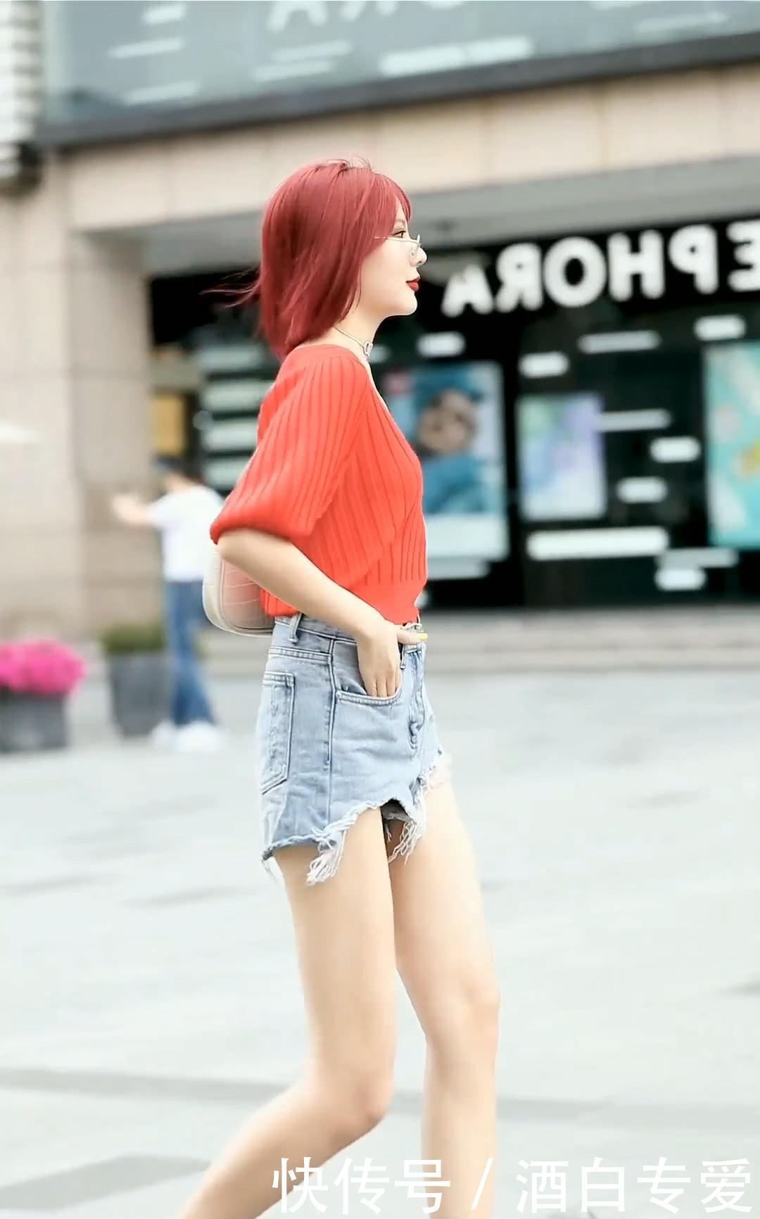 红色的衬衫配牛仔裤，穿出了绝佳的身材，酷女孩也有成熟的风