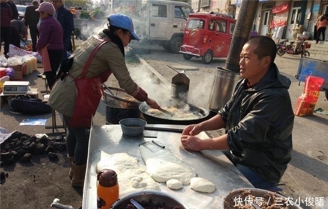 奇怪的农村夫妻，赶大集生意火爆，自定规矩：干四天休班一天