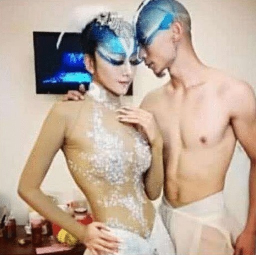 杨萍&杨丽萍为舞台效果有多拼？衣服是画上去的，网友：为艺术牺牲太多