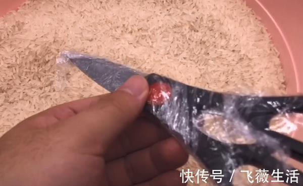 抓紧把剪刀插进大米里,真是厉害了,现在知道还不晚,快告诉家人