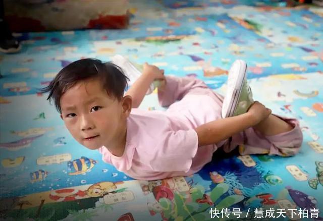 养父|被捡到时冻得不会哭,养父为脑瘫女婴放弃工作,现已学会叫爸爸