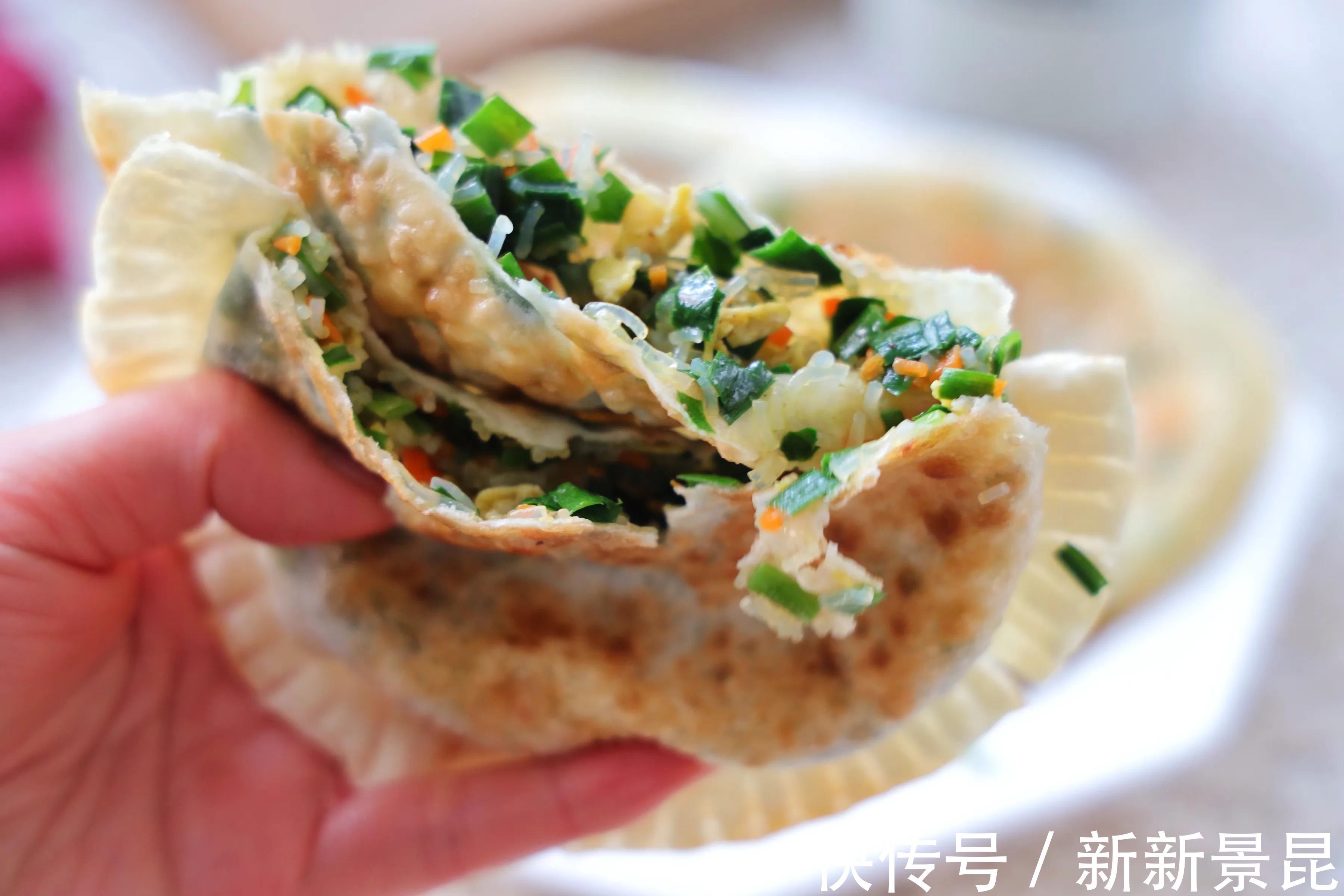 新手|韭菜盒子新做法，不和面不揉面，皮薄馅大，特别适合新手和懒人！