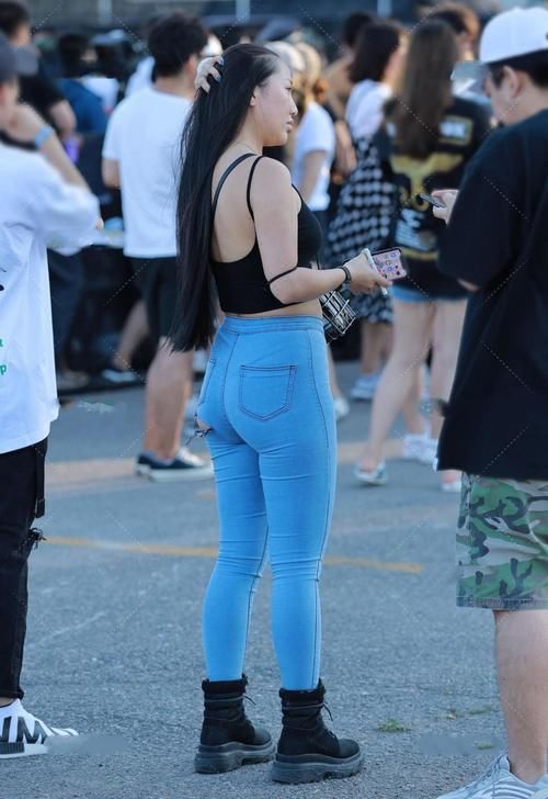 干练是搭配出来的，黑色背心配浅色牛仔裤，经典时髦