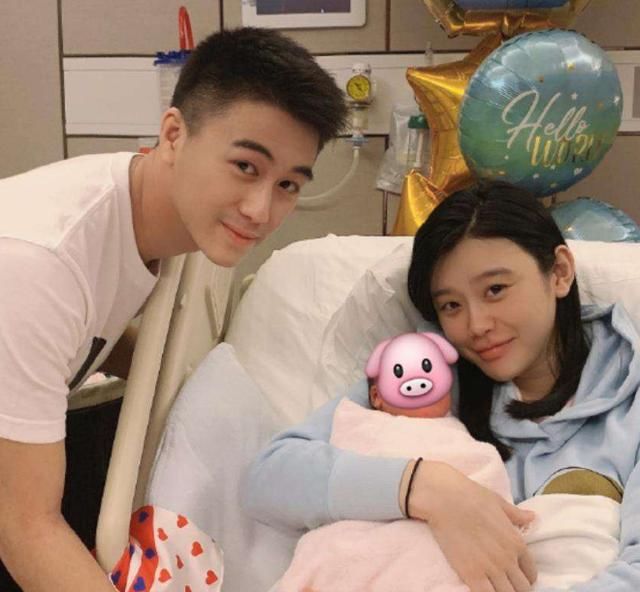 窦骁秀|何猷君夫妇综艺刚播，何超莲就携窦骁秀恩爱，何家竞争又开始了