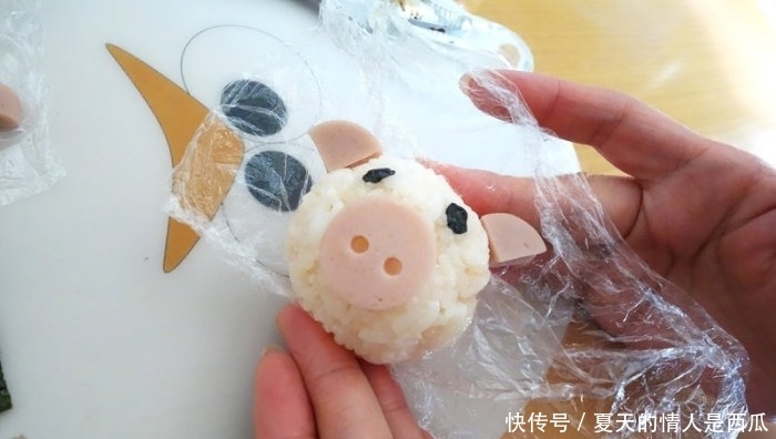 妈妈把偶像放进美食,来改善孩子的食欲!母亲:既营养又美观