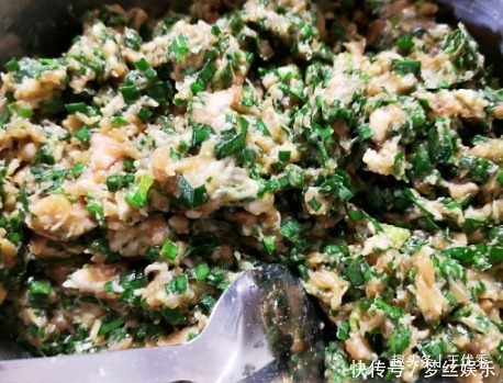 包饺子,韭菜直接拌馅是不对的,学会正确顺序,韭菜鲜香不出水