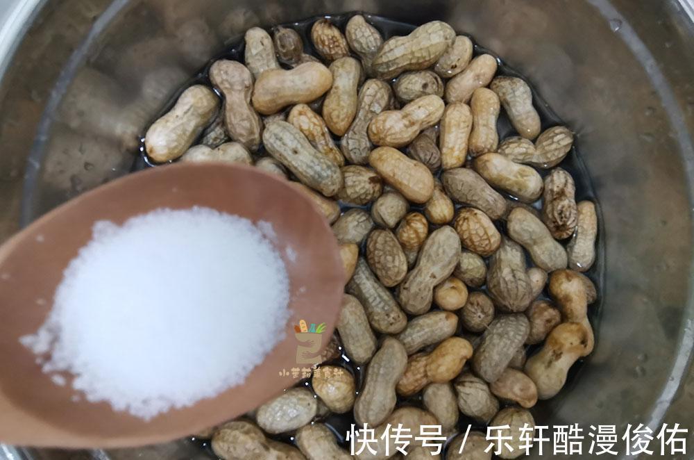 老板|水煮花生，牢记别直接下锅，烧烤店老板教我2招，花生香糯又入味