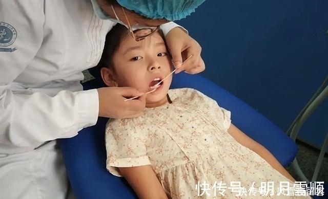 妈妈|17岁孩子长尖牙,妈妈以为是假的,亲手摸过后吐槽:像“吸血鬼”