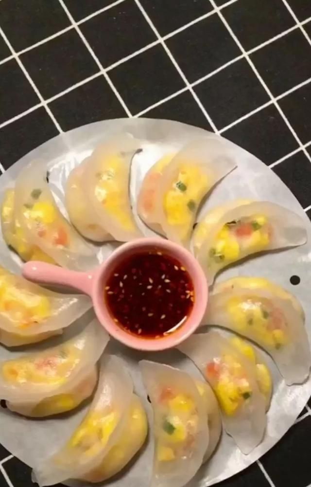  蒸熟|水晶饺子，一道传统面食，蒸熟后面皮晶莹剔透馅料更是隐约可见
