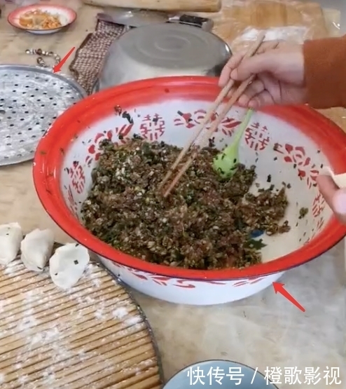 61岁腾格尔过年太接地气!小平房上贴蒙文对联,用花脸盆装肉馅