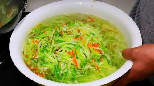 丸子外酥|不管炸什么丸子，牢记“3要点”，丸子外酥里嫩，凉了也不硬，特香！