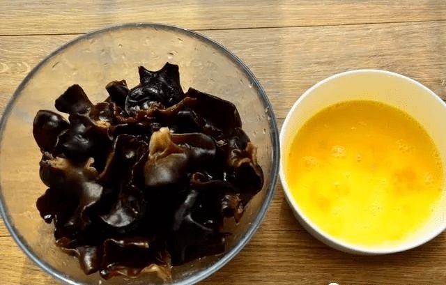 正确|泡木耳时,第一步就错了,大厨分享正确做法,分分钟泡发更快更干净