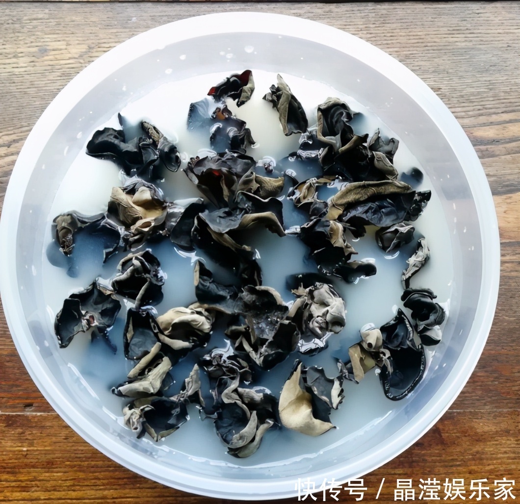 十人泡木耳9人错,教你3招,快速泡发又干净,饭店厨师都这么做