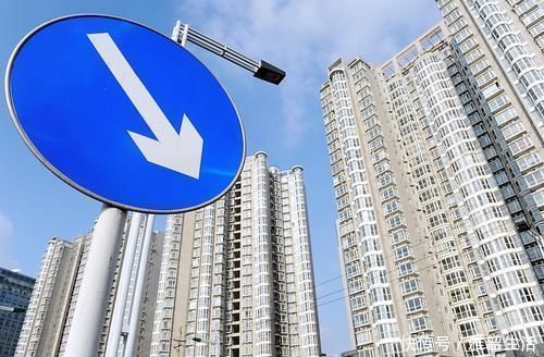 房价|房企“降价”投降，购房者观望，房价能降多少？两位大佬“交底”