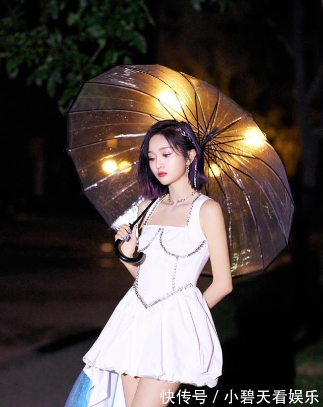 甜酷风|吴宣仪《爆裂舞台》造型来了,穿小白裙漫画腿吸睛,又被她美到了