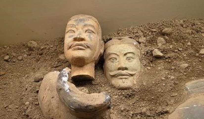 些兵马|西安的兵马俑是用真人烧制的?一尊兵马俑裂开后,人们才知道真相