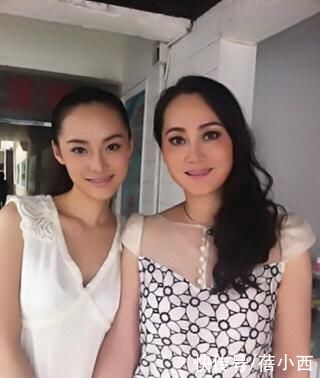 连衣裙|59岁大宋佳还有傲人身材，穿深V领连衣裙配齐肩卷发，又美出圈了