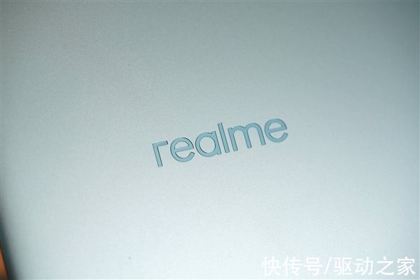 re5000元内性能最强轻薄本！realmeBook增强版天青色图赏