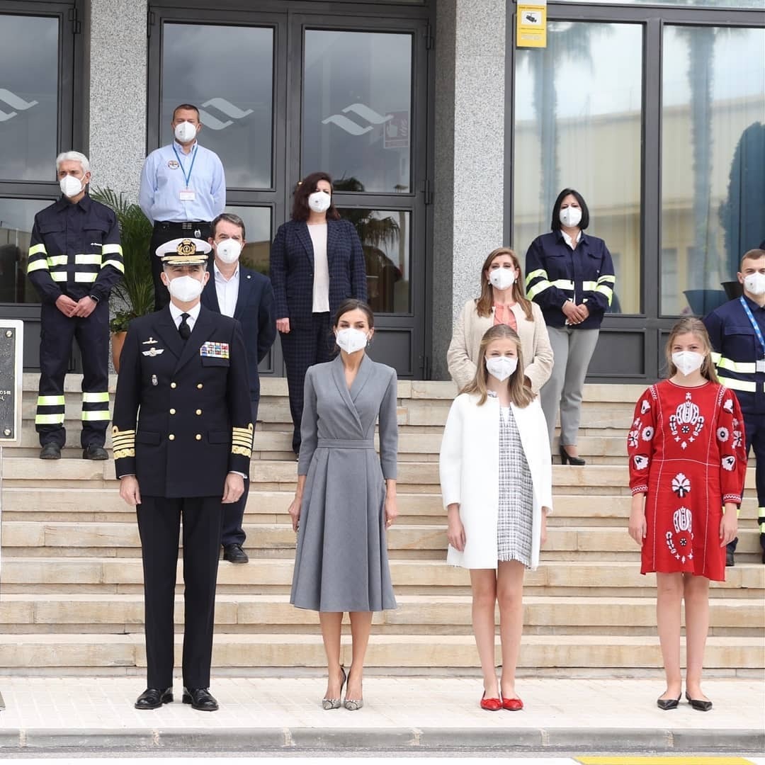 西班牙一家合体，小公主长胖萝卜腿上大块疤抢镜，穿红裙美过姐姐