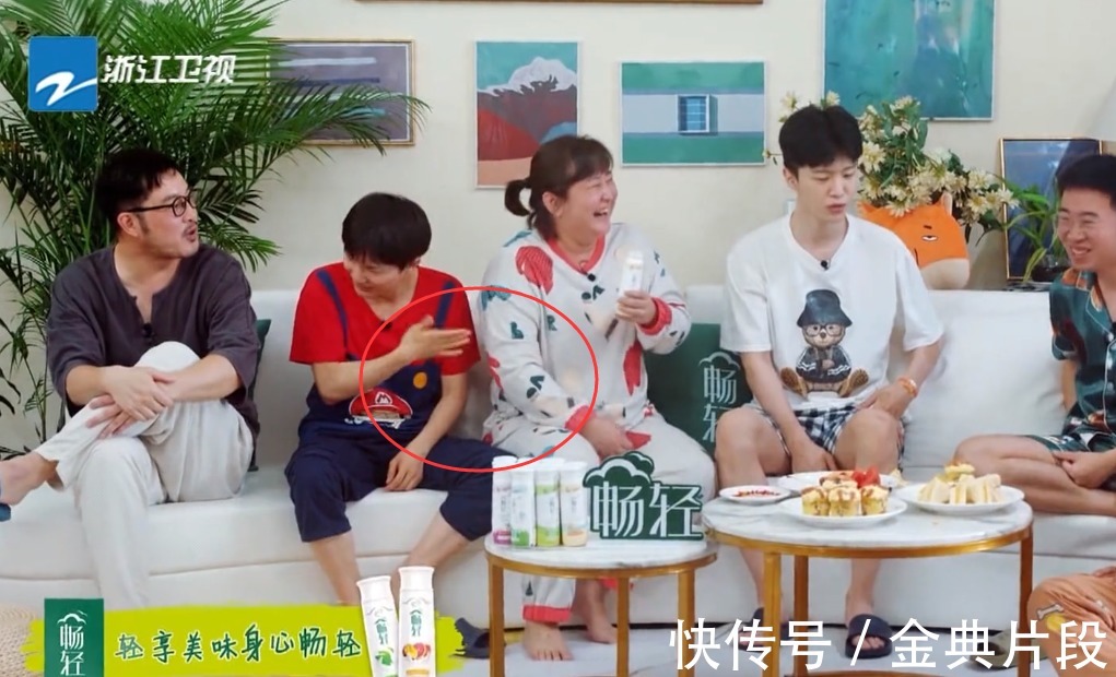 大熱天|這節(jié)目有毒啊！大熱天室內(nèi)錄制，嘉賓汗如雨下，全程用手扇風(fēng)！