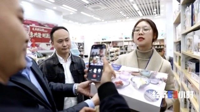 100元能买啥？2件衣服、4个包、1条裤子1双鞋...咋做到的？