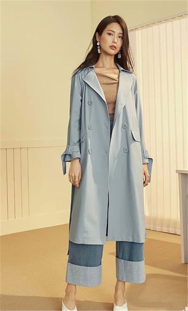 今年流行的“雾霾蓝”风衣,配上这5种“内搭”,洋气显瘦又高级