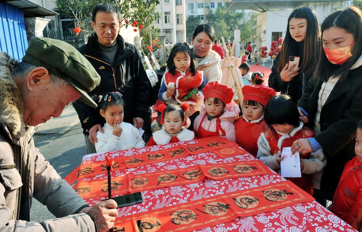 幼儿园|江西德兴：幼儿园里“逛庙会”迎新年