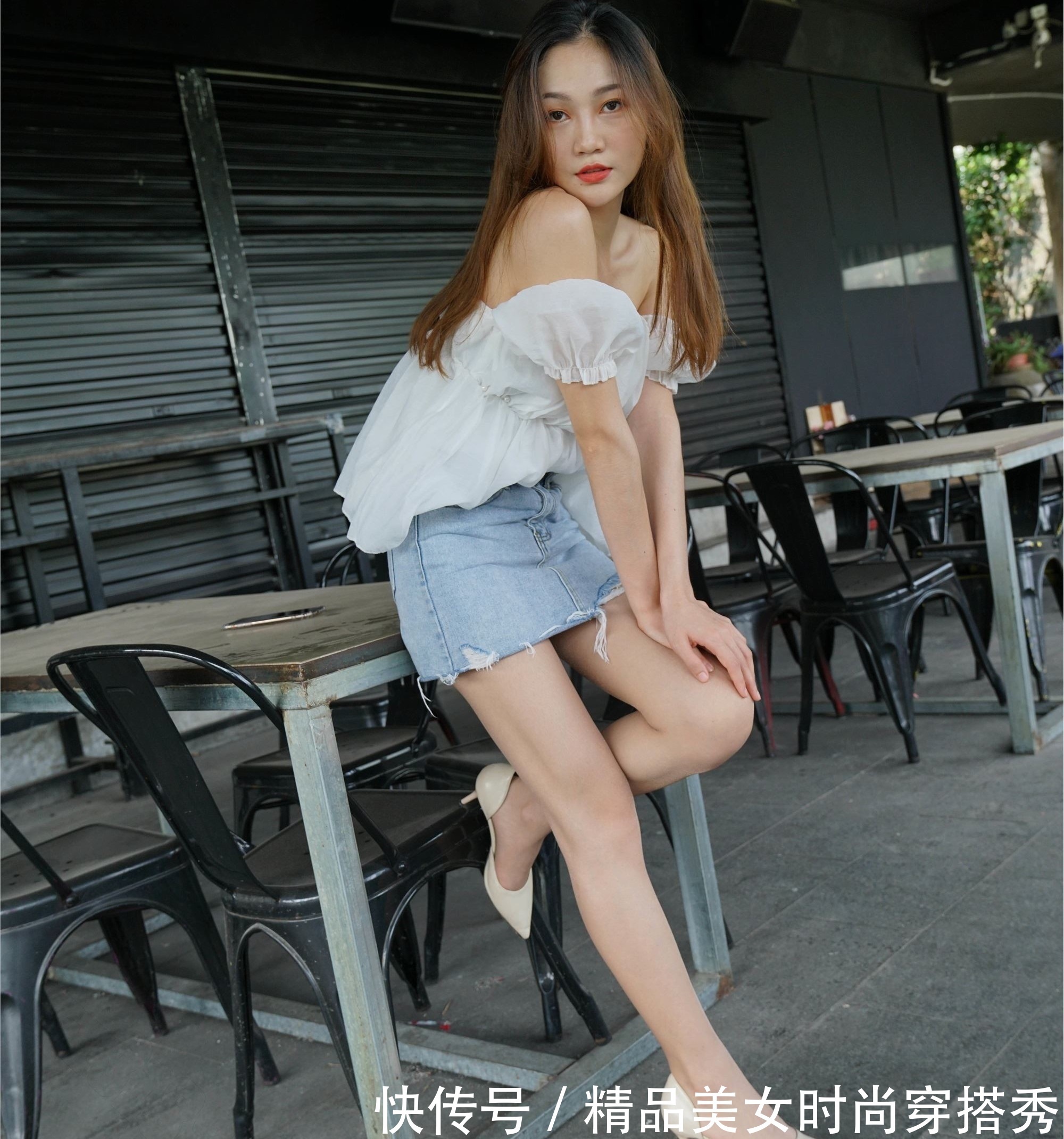 搭配|半身裙怎么搭配？一字肩雪纺上衣搭配牛仔裙，优雅随性不失女人味