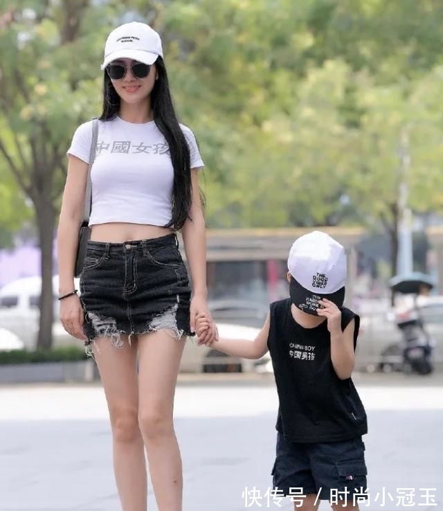 小姐姐 时尚白色短袖T恤,搭配深色短款牛仔裤,尽显出时尚而休闲的美感