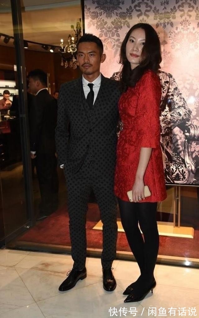 老婆|林丹带老婆现身，穿格纹西装帅气如男模，谢杏芳穿一身红裙好登对