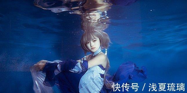 女生|女生水底COS洛天依,竟能睁着眼睛,网友:好难啊,做不到!