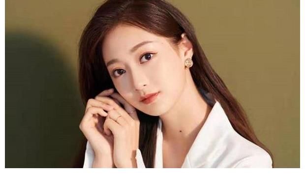 冯林|21岁冯琳走红！通过千里挑一的选拔成为领诵员，成功的背后是努力