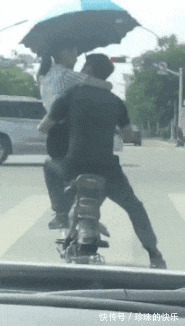 |搞笑GIF趣图:兄弟,你这属于自己对自己犯规吧