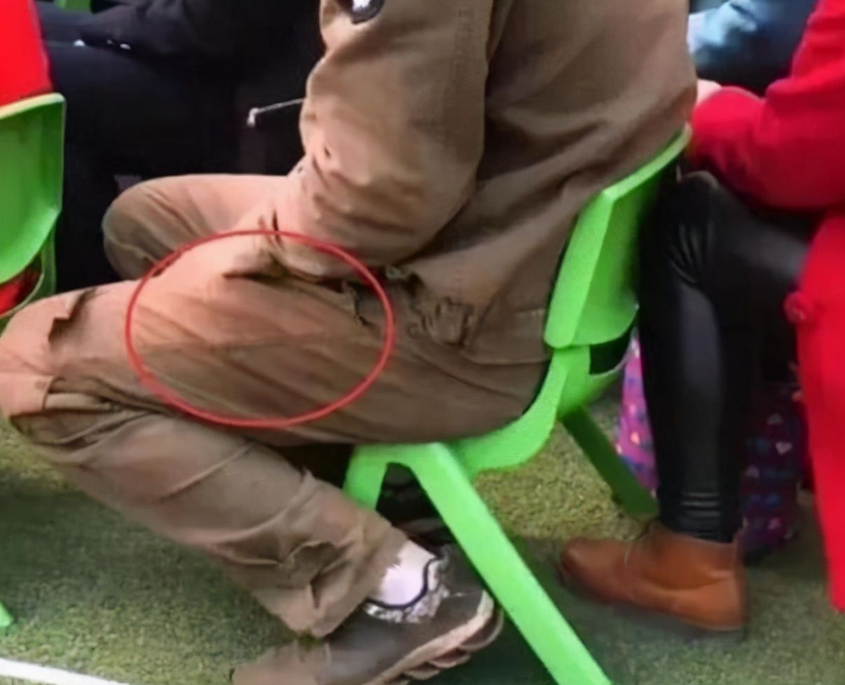 嫌弃|高档幼儿园开家长会，爸爸穿“工作服”遭嫌弃：不怕孩子被孤立？